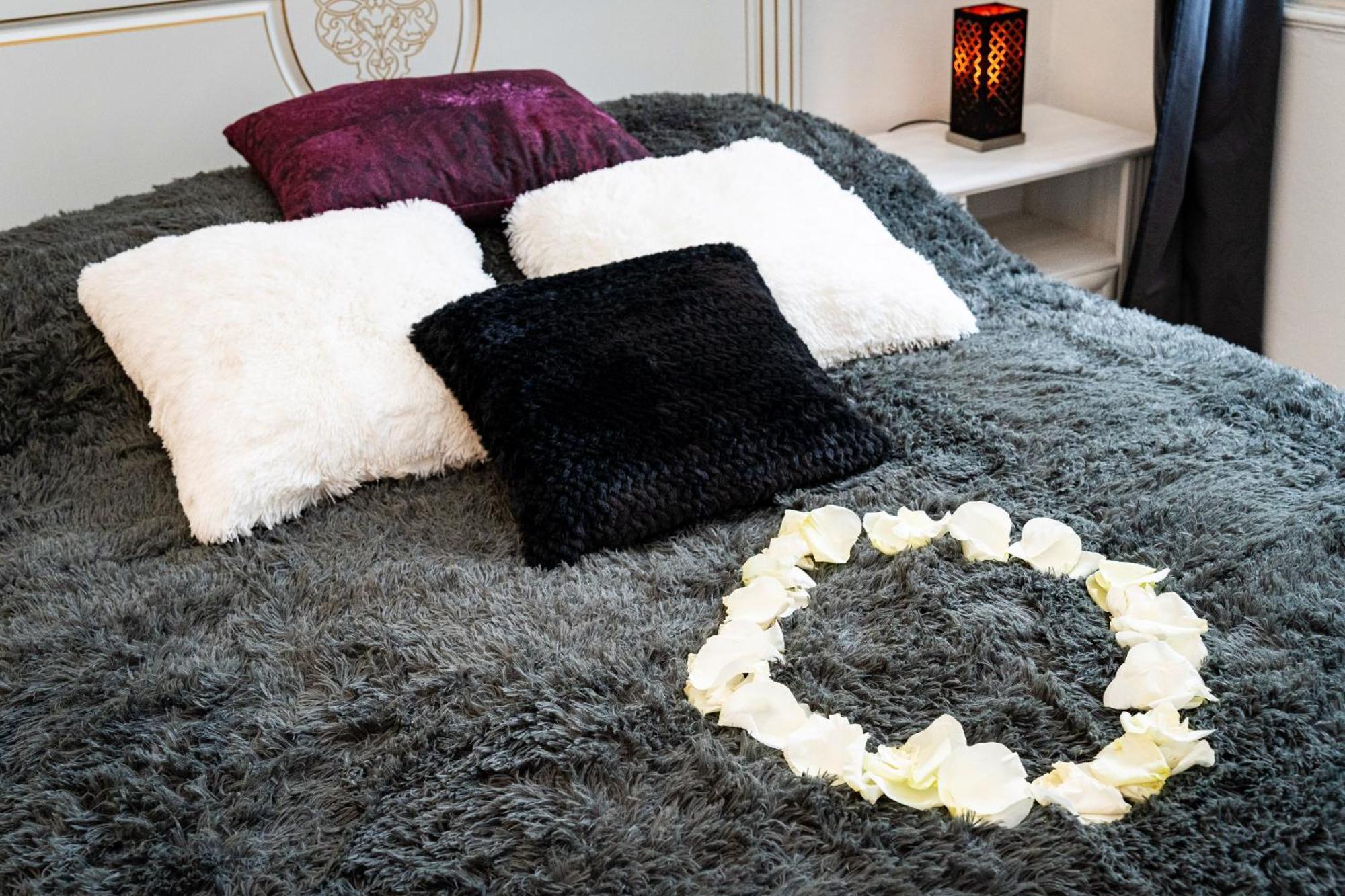 Black Gold Kingdom Apartment Prague