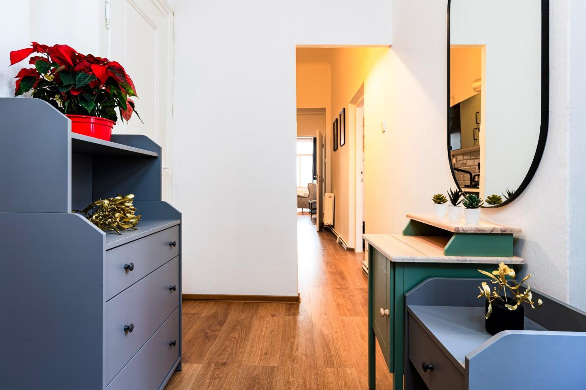 Black Gold Kingdom Apartment